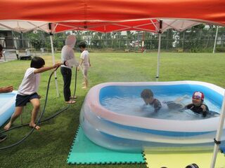 芝生の校庭での水あそび