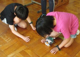 プログラミングロボ02 5年生ふたりがロボットで遊んでいます
