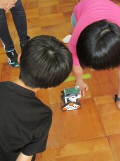 プログラミングロボ04 5年生ふたりでロボットの動きを確認しています