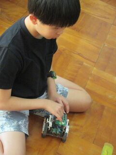 プログラミングロボ03 ロボットにプログラムを入力しています