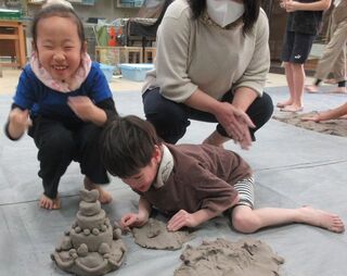 友達と作品を見せ合っています