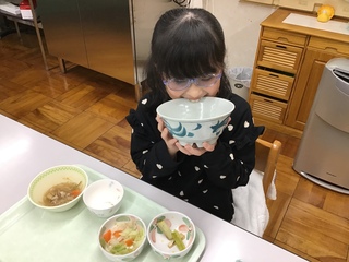 Ｒさんが完食した丼を見せている様子。