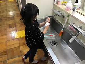 Rさんが洗い物をしている様子。