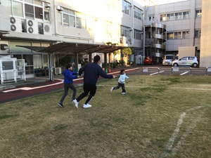 グラウンドで鬼ごっこをしている様子。
