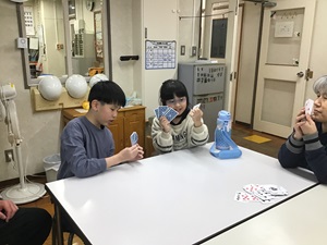 トランプをやっている様子。