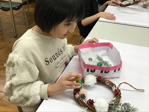 Aさんがリースを作っている写真。