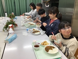 皆で夕食を食べている様子。