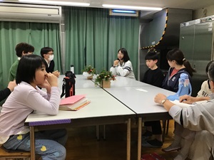 皆でクイズをやっている様子。