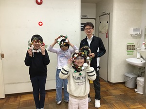 作ったリースを持って記念撮影をしている様子。