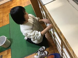 Aさんが下駄箱掃除をしている様子。