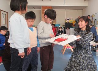 大型絵本「だるまさんが」をいただきました
