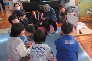 読み聞かせを聞いています
