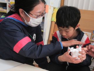 粘土に触って感触を確かめています
