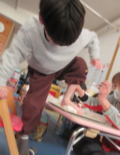 粘土に足形をつけています