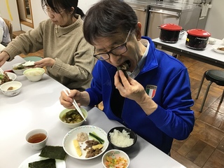 手巻き寿司を食べる