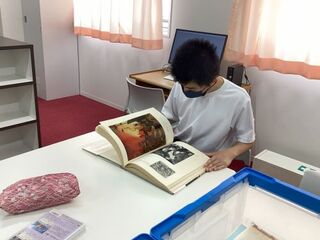 生徒が画集を眺めています