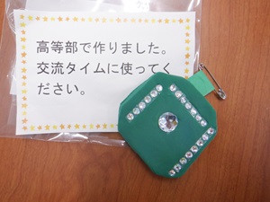 高等部からプレゼント エメラルドをイメージしたバッジ