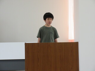 小学部児童の発表 小学部の代表児童がスピーチをしている