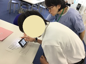 先生から 新たな機器を教えてもらう