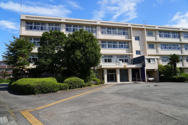裾野高校の校舎の写真