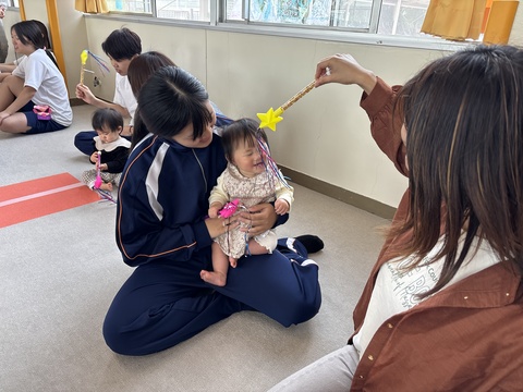 抱っこでマラカス