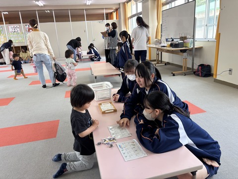 上手にシール貼れるかな