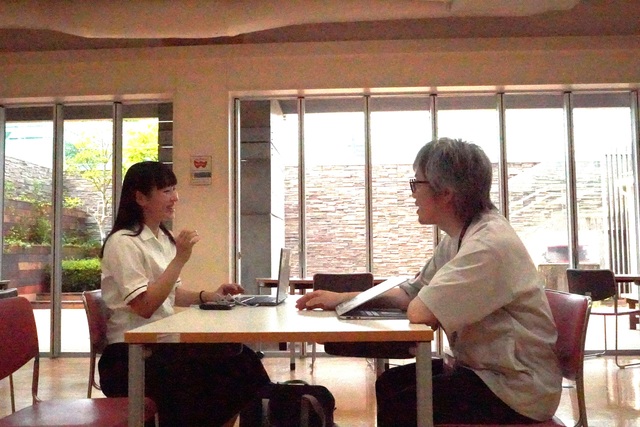 生徒が笑顔で話している