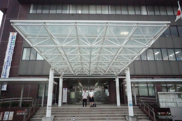 市役所前　記念撮影（遠景）