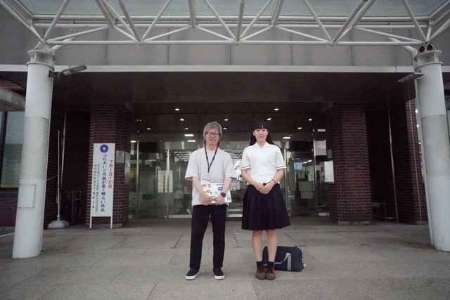 生徒と市役所職員　記念撮影（近影）