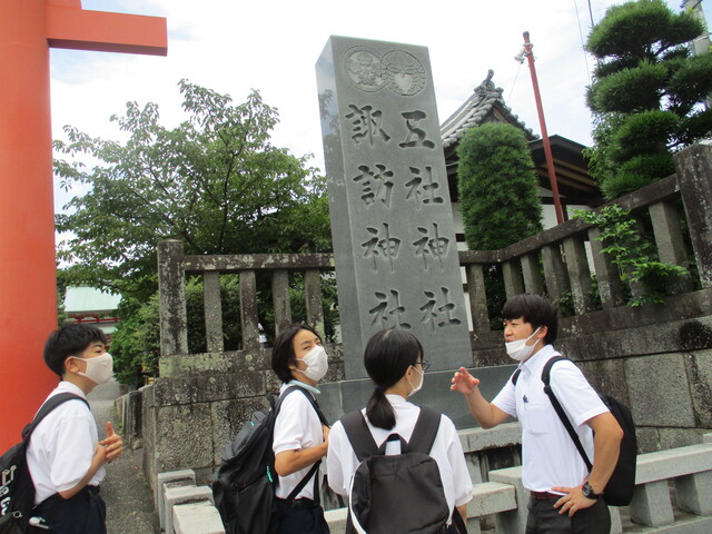 五社神社諏訪神社の鳥居のところで説明を受けています