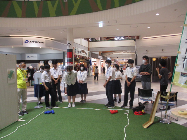 浜北西高校生徒会とボッチャで勝負しています。