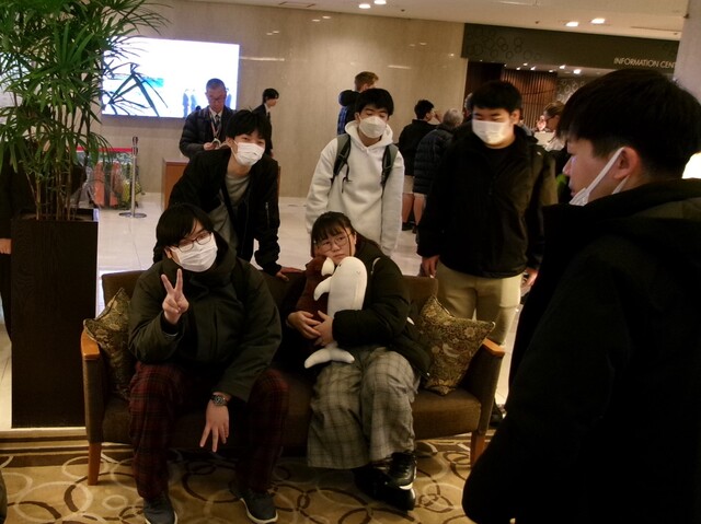 出発前のロビーにて