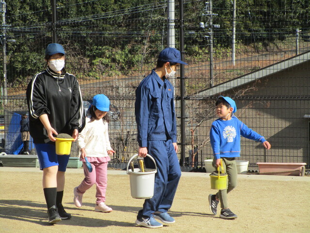 砂場まで一緒に砂を運んでいます。