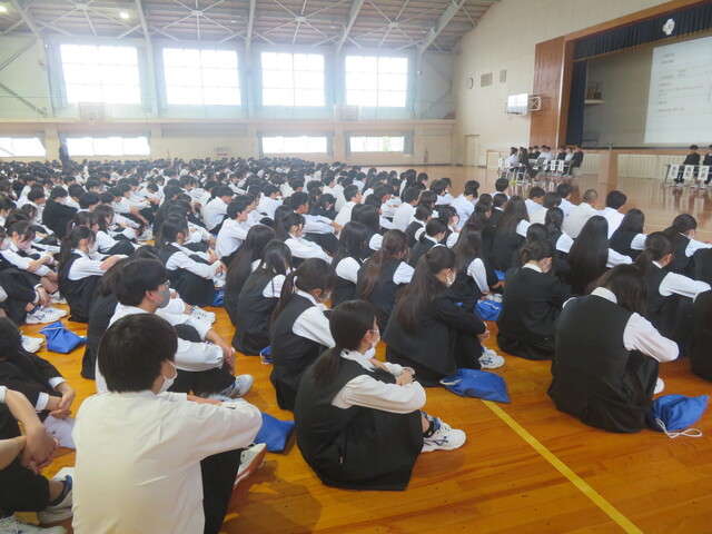 真剣に聞く生徒たち