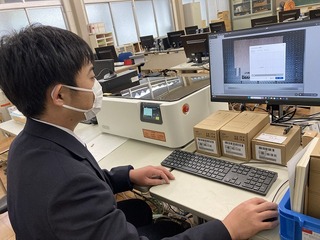 レーザー加工をする生徒